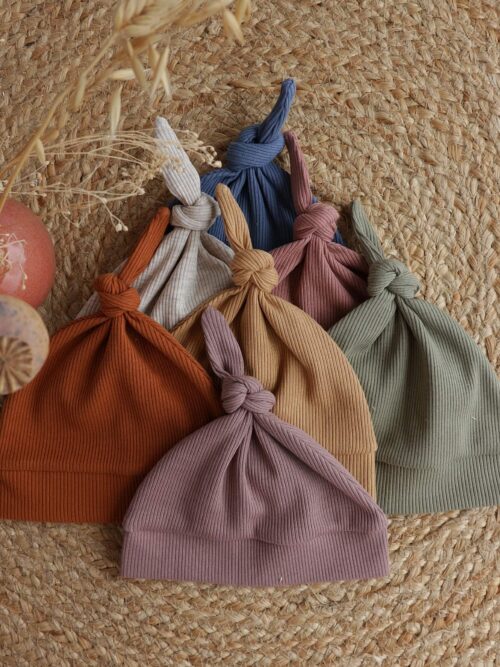 Baby mutsje smalle rib knoop