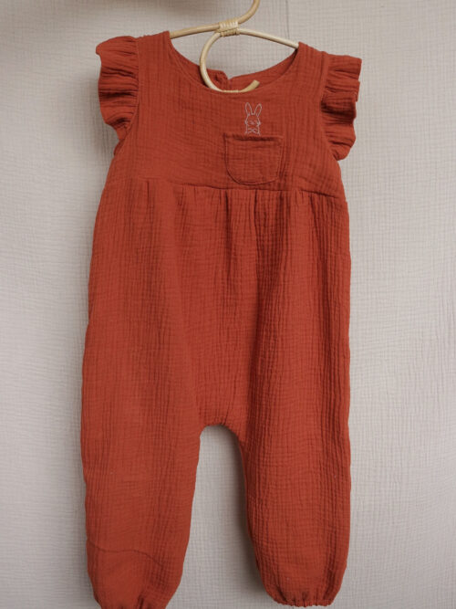 ruffle jumpsuit brique Baby jumpsuit hydrofiel met ruffle mouwtjes zacht & luchtig